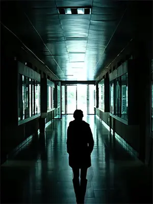 生存游戏降临，反派绑定医者系统